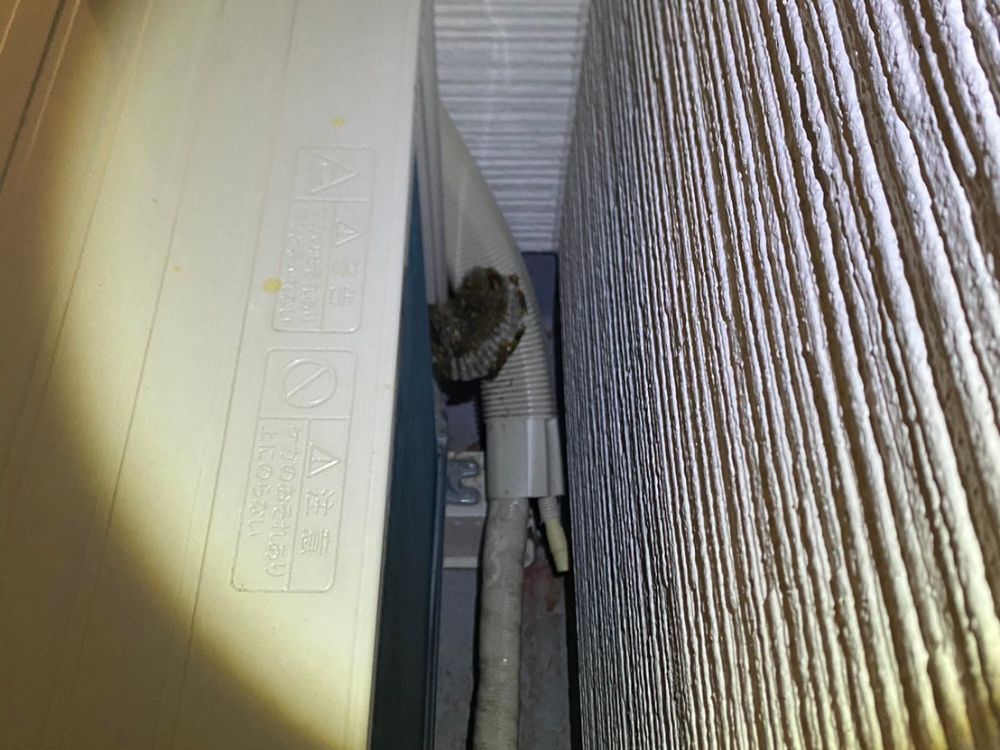 神戸市灘区摩耶 ベランダ室外機裏のアシナガバチ駆除 ビフォー