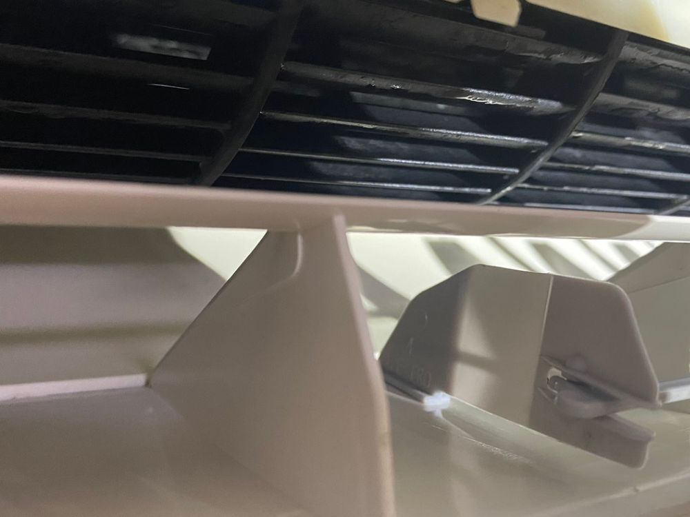 神戸市兵庫区羽坂通　お掃除機能付きのエアコンクリーニング｜送風口の黒カビ汚れ　アフター