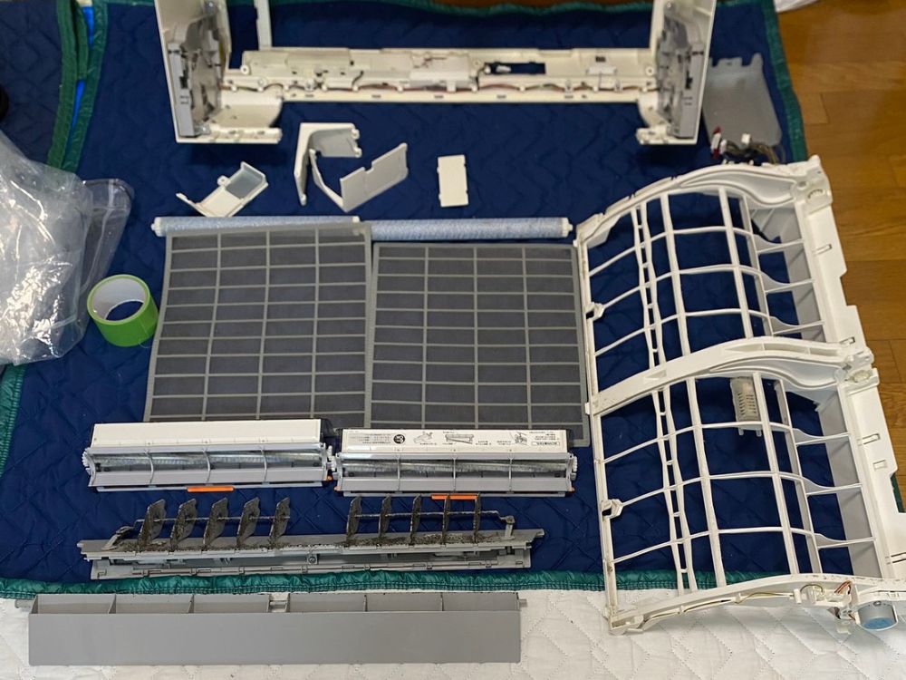 神戸市中央区京町　お掃除機能付きタイプの分解した全パーツ