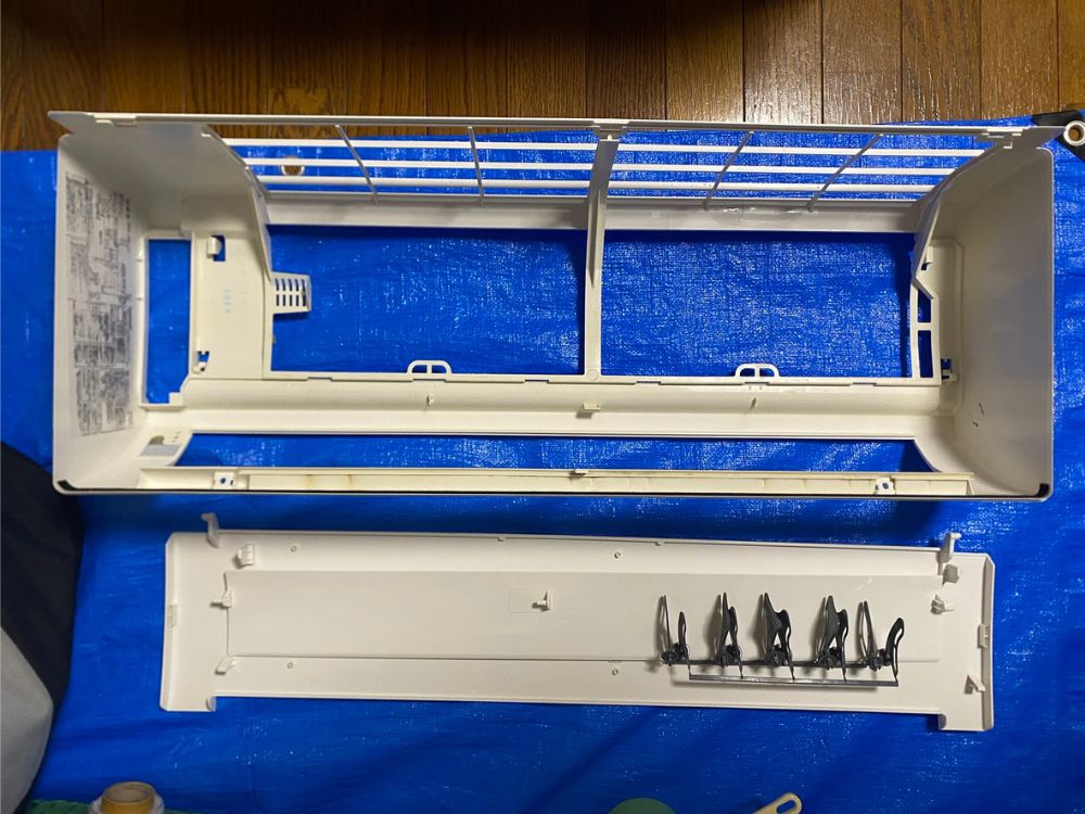 神戸市灘区岩屋北町　通常タイプのエアコン分解洗浄｜分解した全パーツ　洗浄後