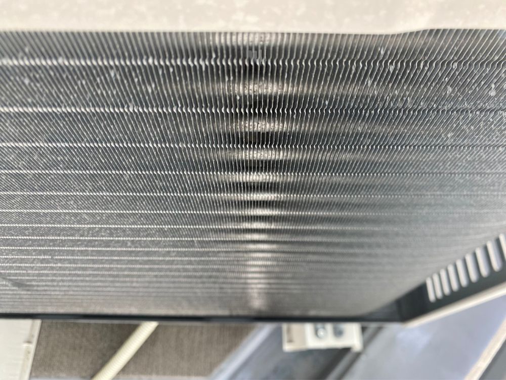 神戸市須磨区妙法寺町　室外機クリーニングの熱交換器部分　アフター