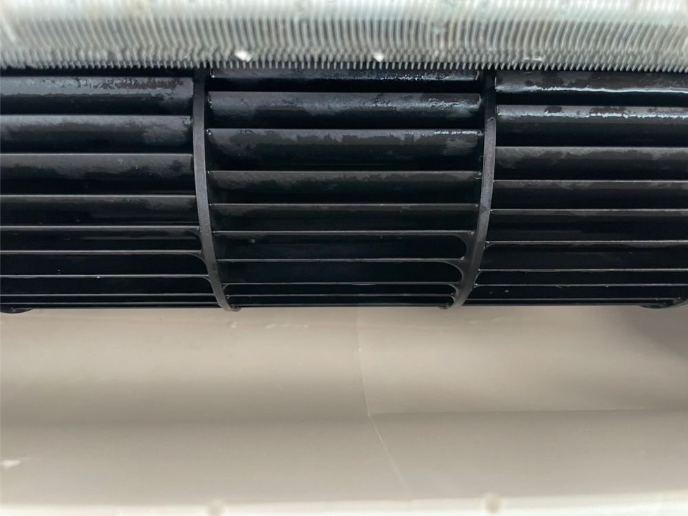 神戸市中央区三宮町　通常タイプのエアコンクリーニング｜送風ファンのカビ・ほこり汚れ　アフター