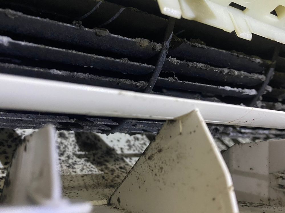 神戸市兵庫区羽坂通　お掃除機能付きのエアコンクリーニング｜送風口の黒カビ汚れ　ビフォー