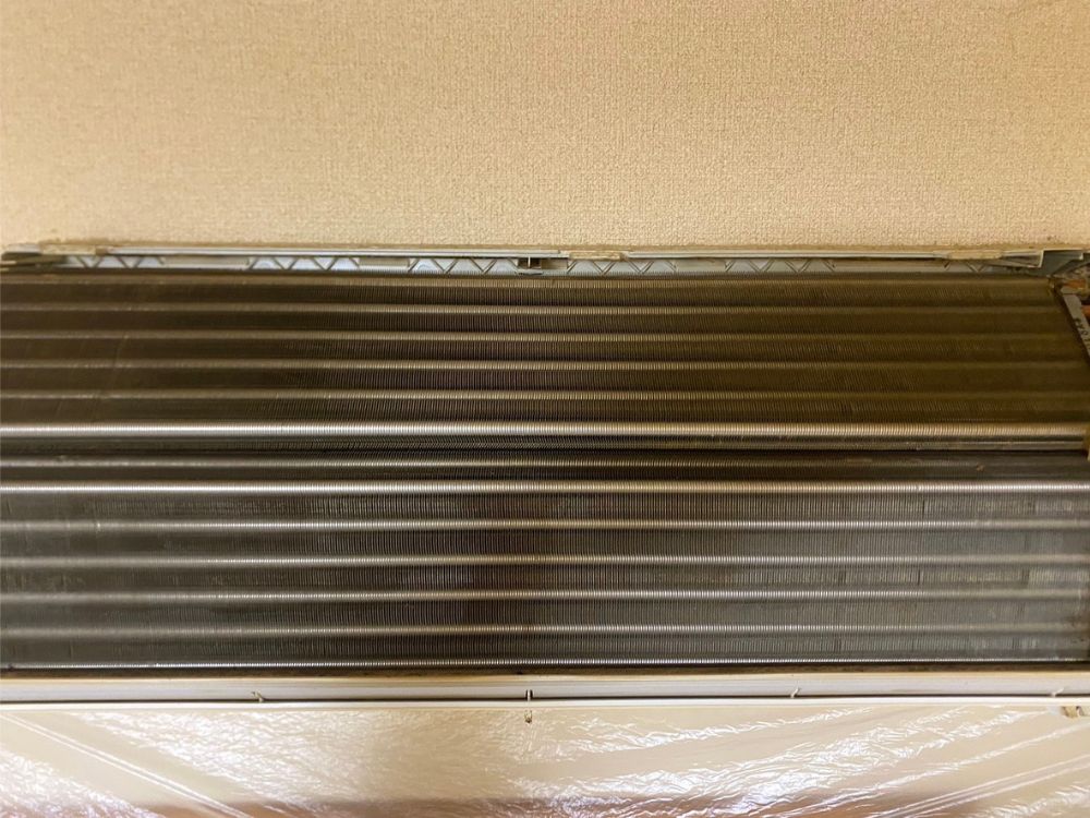 神戸市北区有野台　通常タイプのエアコン分解クリーニング｜アルミフィンの洗浄　ビフォー