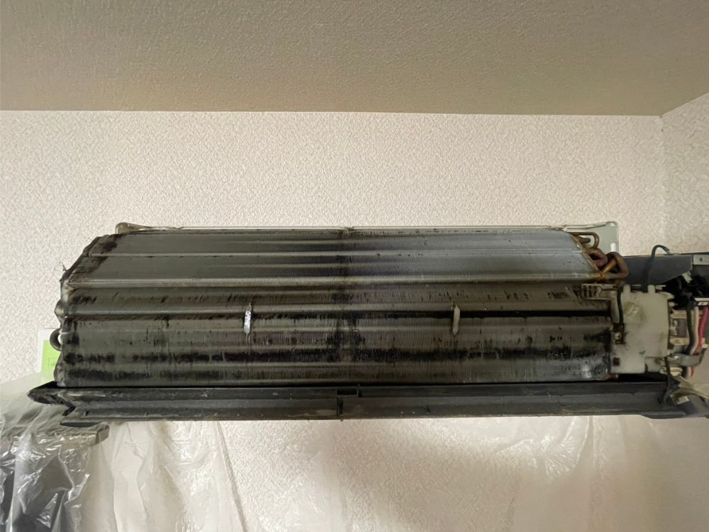 神戸市灘区水道筋　通常タイプのエアコン分解洗浄｜熱交換器の汚れ除去　ビフォー