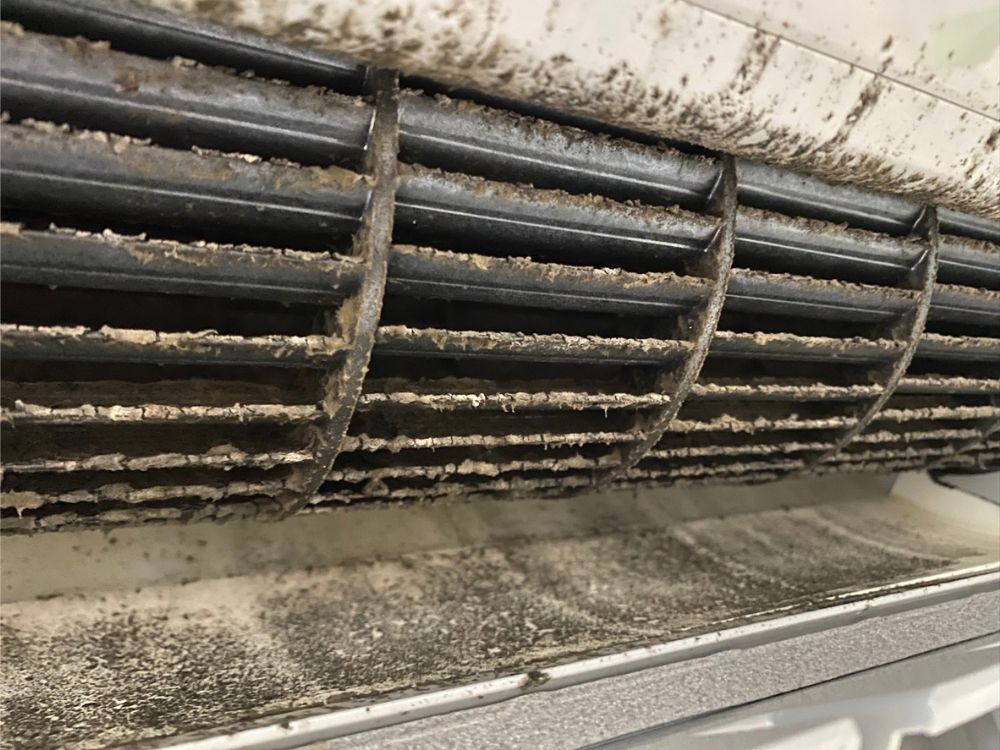 神戸市長田区駒ヶ林町　通常タイプのエアコンクリーニング｜送風口のカビ洗浄　ビフォー