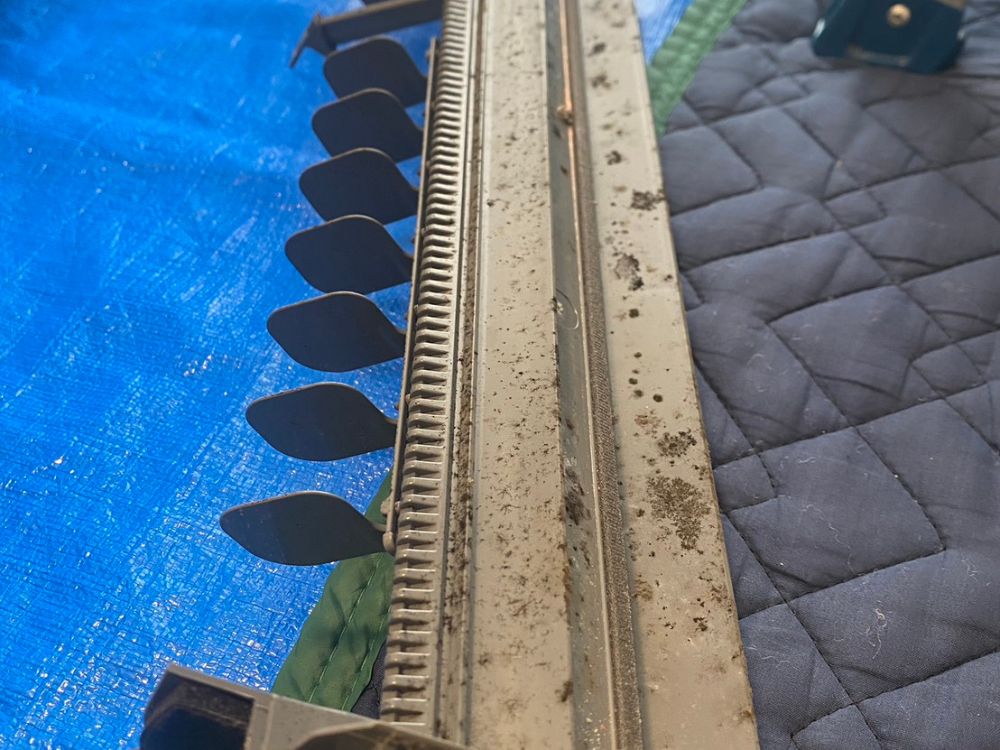 神戸市西区平野町　通常タイプのエアコンクリーニング｜分解したドレンパン　ビフォー