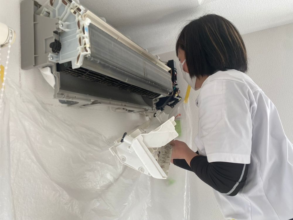 神戸市兵庫区松原通　お掃除機能付きタイプの分解洗浄｜作業中