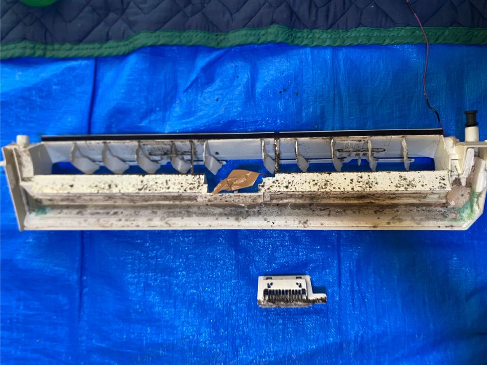 神戸市東灘区　分解洗浄のドレンパン　ビフォー