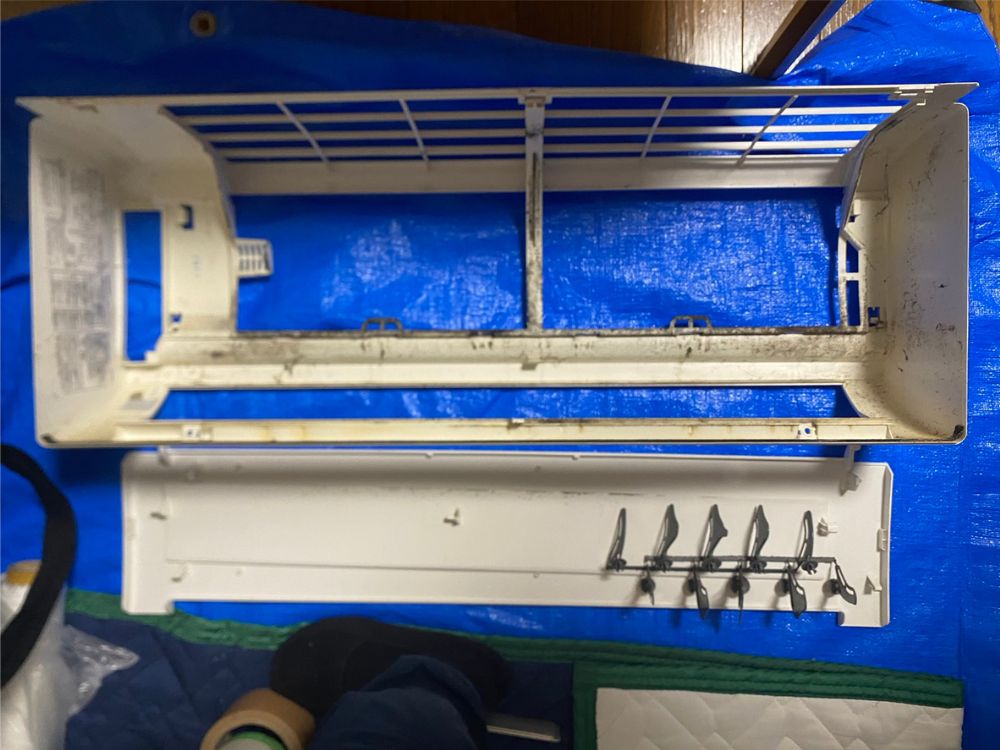 神戸市灘区岩屋北町　通常タイプのエアコン分解洗浄｜分解した全パーツ　洗浄前