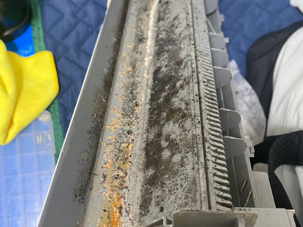 神戸市西区糀台　通常タイプの分解洗浄｜ドレンパンに防カビ・消臭・抗菌コートを塗布する　ビフォー