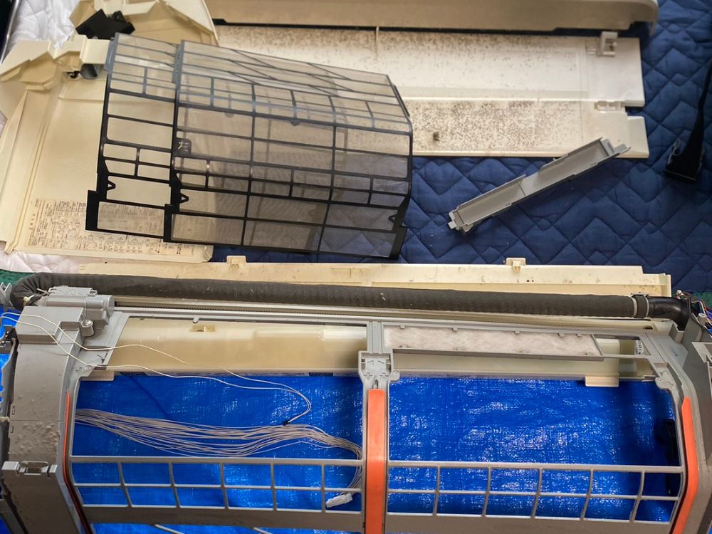 神戸市垂水区霞ヶ丘　お掃除機能付きタイプの分解した全パーツ　ビフォー