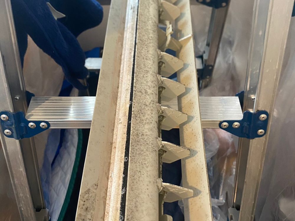 三木市自由が丘本町　分解後のドレンパン　ビフォー