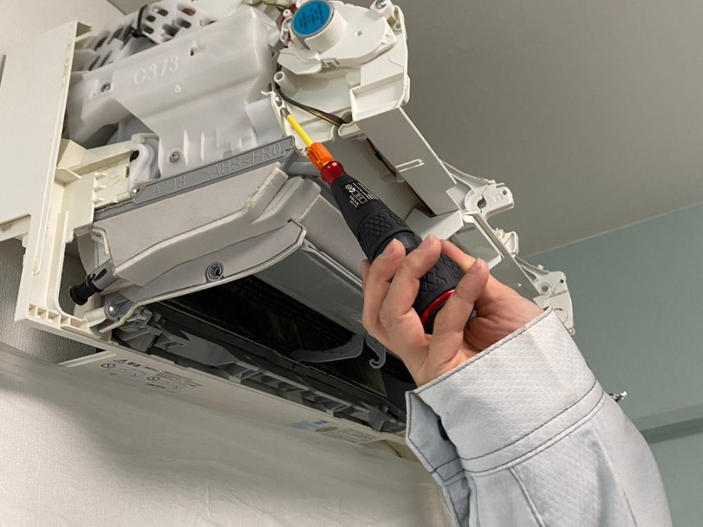 神戸市中央区海岸通　お掃除機能付きエアコンの分解作業