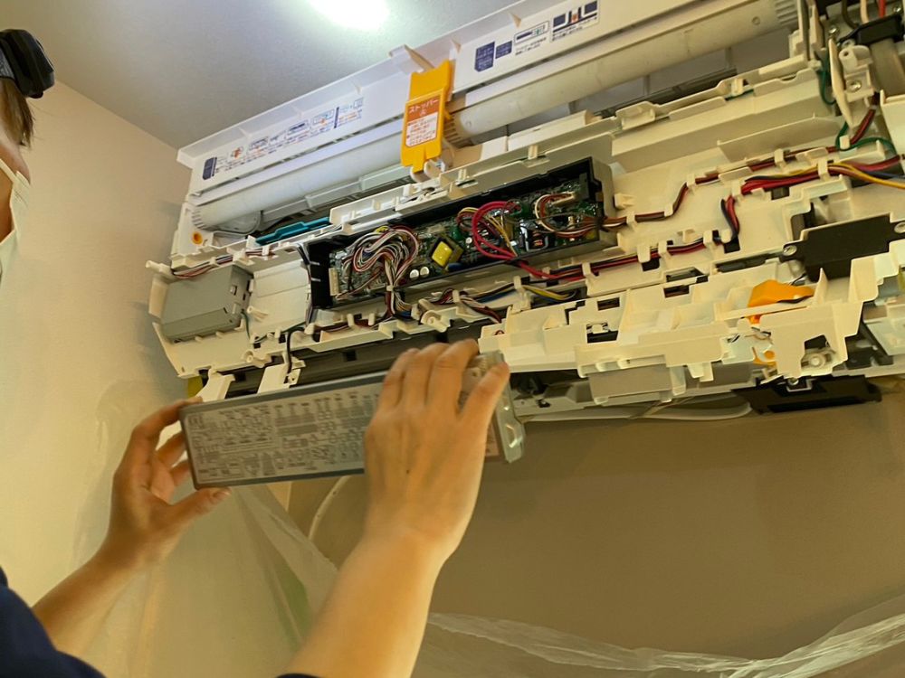 神戸市灘区原田通　お掃除機能付きタイプの分解洗浄｜分解作業中