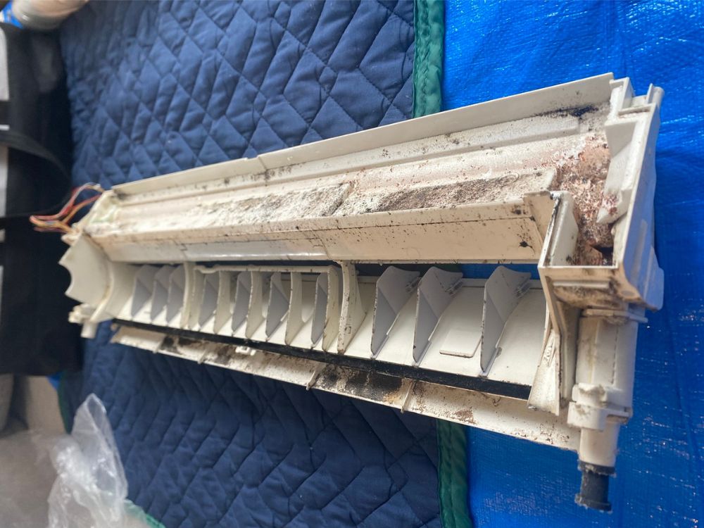 神戸市長田区腕塚町　取り外したドレンパン　ビフォー