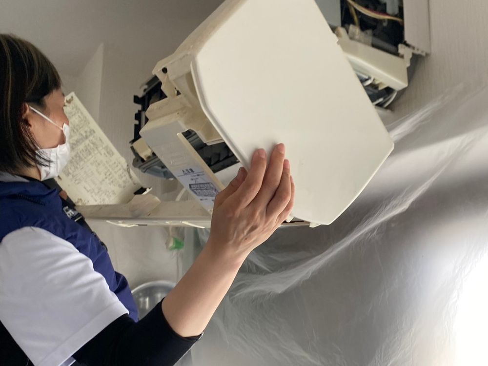 神戸市垂水区塩屋町　お掃除機能付きエアコンの分解作業