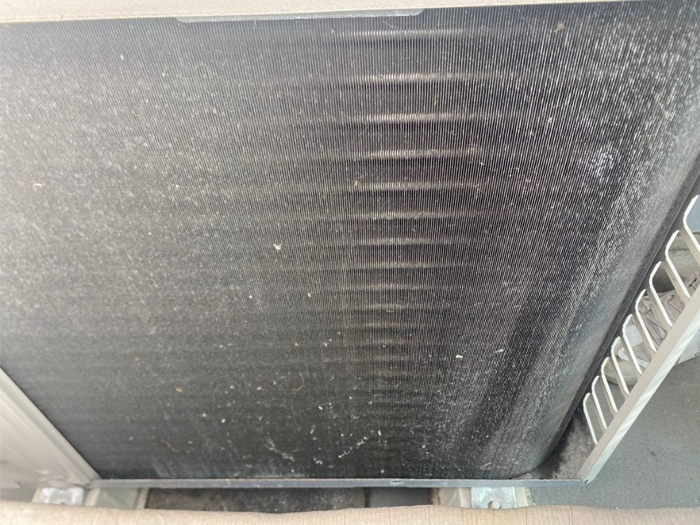 三木市別所町　室外機クリーニングの熱交換器部分　ビフォー