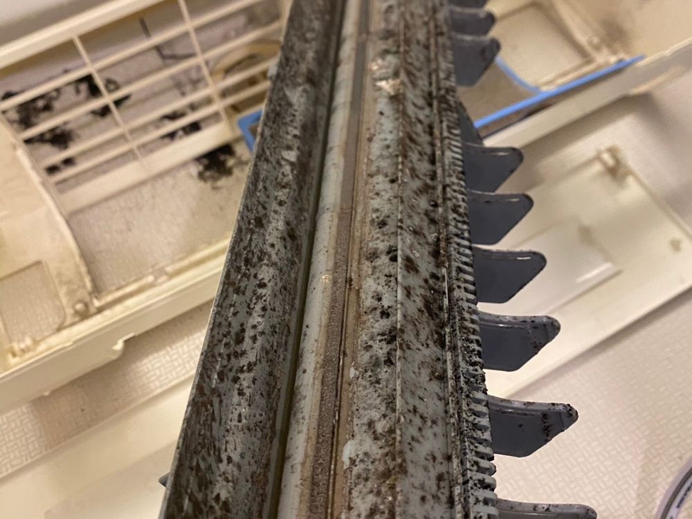 西宮市今津　お掃除機能付きエアコンの分解洗浄　ビフォー