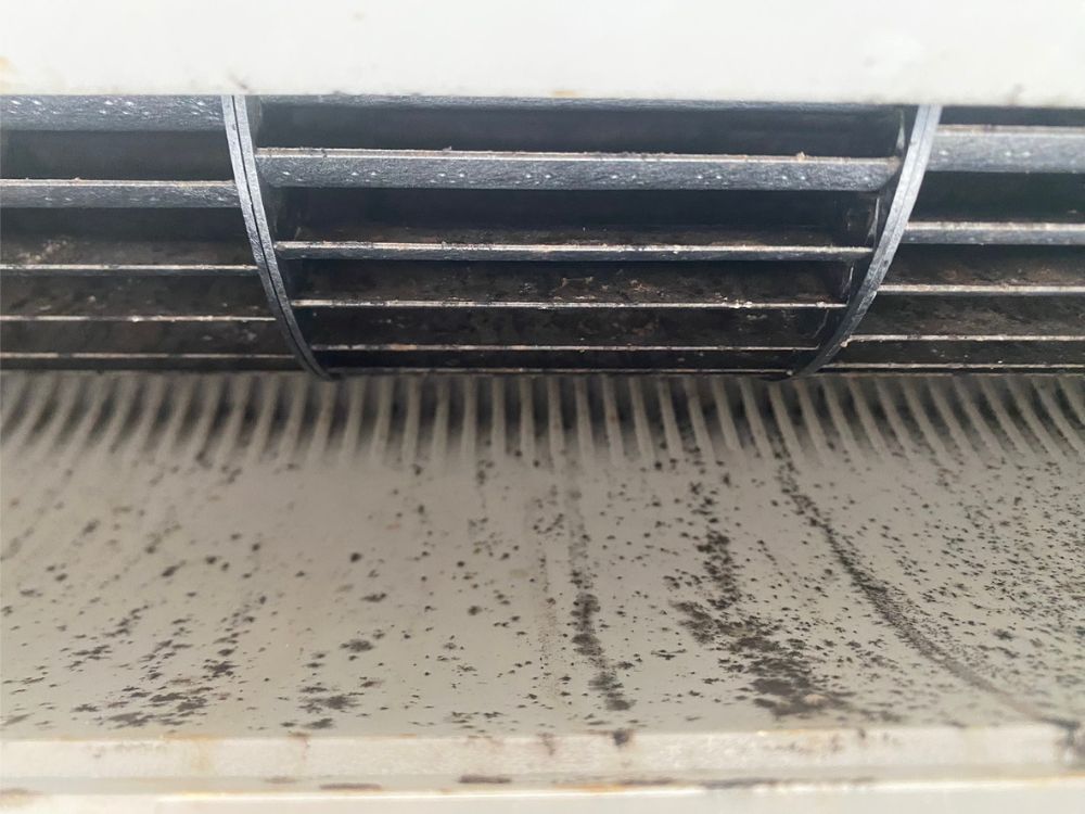 芦屋市西芦屋町　通常タイプのエアコン分解クリーニング　ビフォー