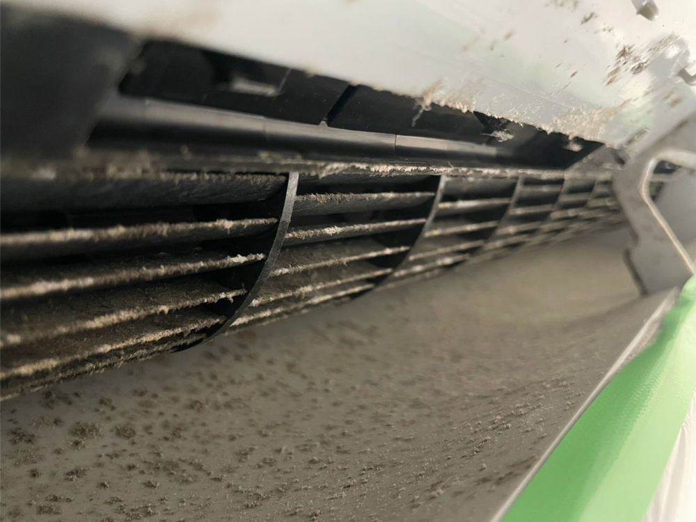 神戸市灘区六甲町　通常タイプのエアコンクリーニング｜送風ファンのカビ除去　ビフォー