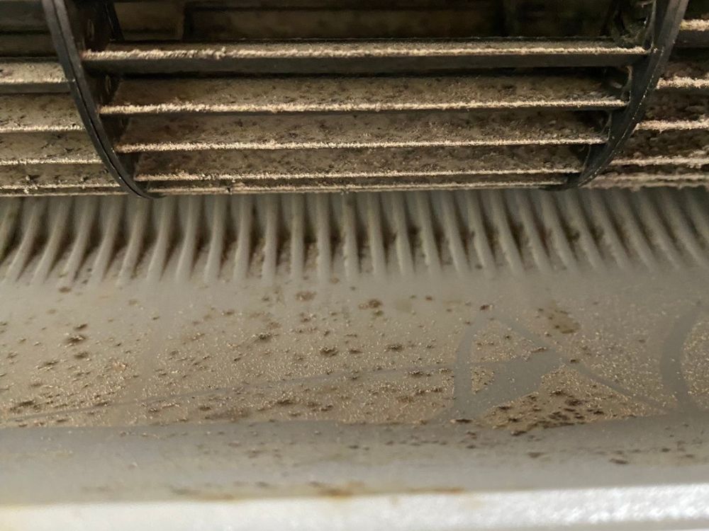 神戸市垂水区舞子台　通常タイプのエアコンクリーニング｜送風ファンのカビ汚れ　ビフォー