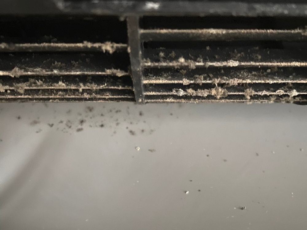 三木市志染町　通常タイプのエアコンクリーニングの送風ファン汚れ　ビフォー