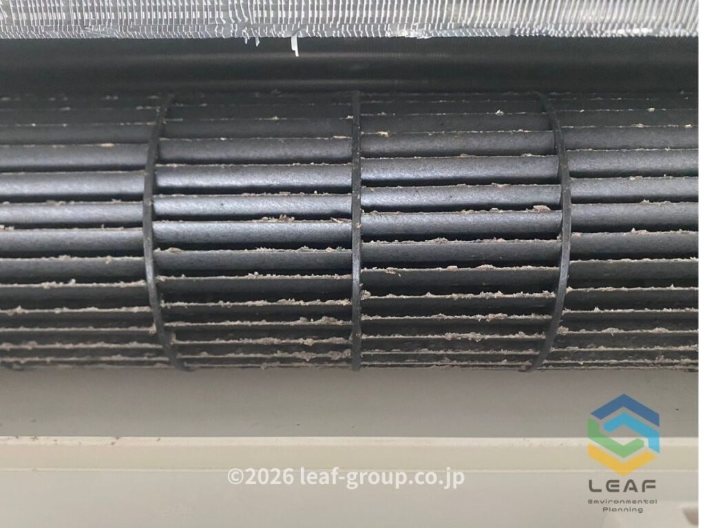 エアコンクリーニング前の送風ファンの汚れ（神戸市中央区）