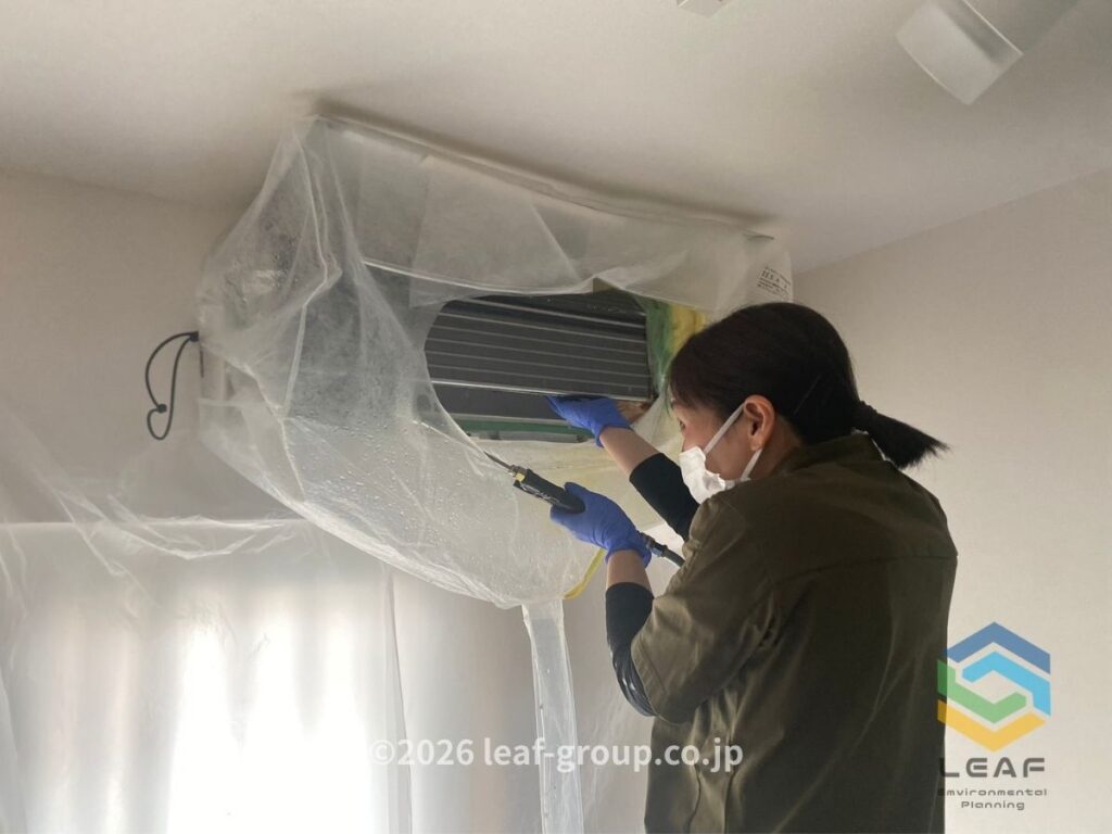 エアコンクリーニング高圧洗浄作業中の様子（神戸市中央区）