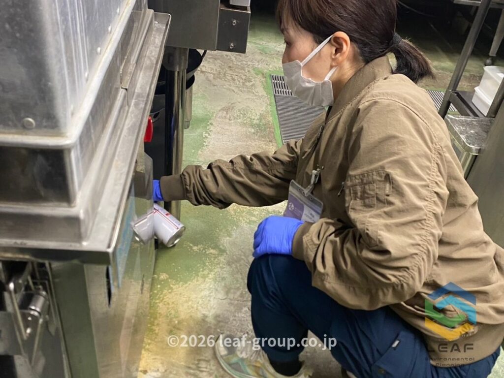 厨房内でのスプレー処理によるゴキブリ駆除作業