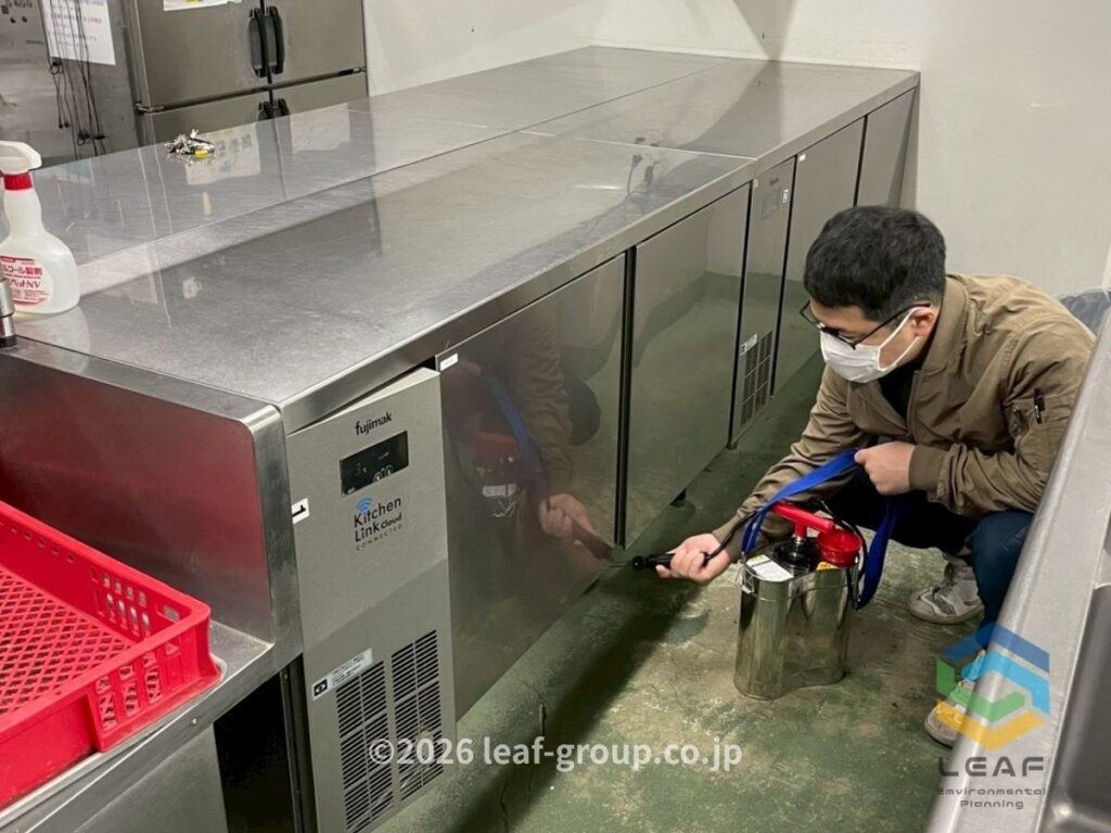 厨房内での薬剤噴霧によるゴキブリ駆除作業