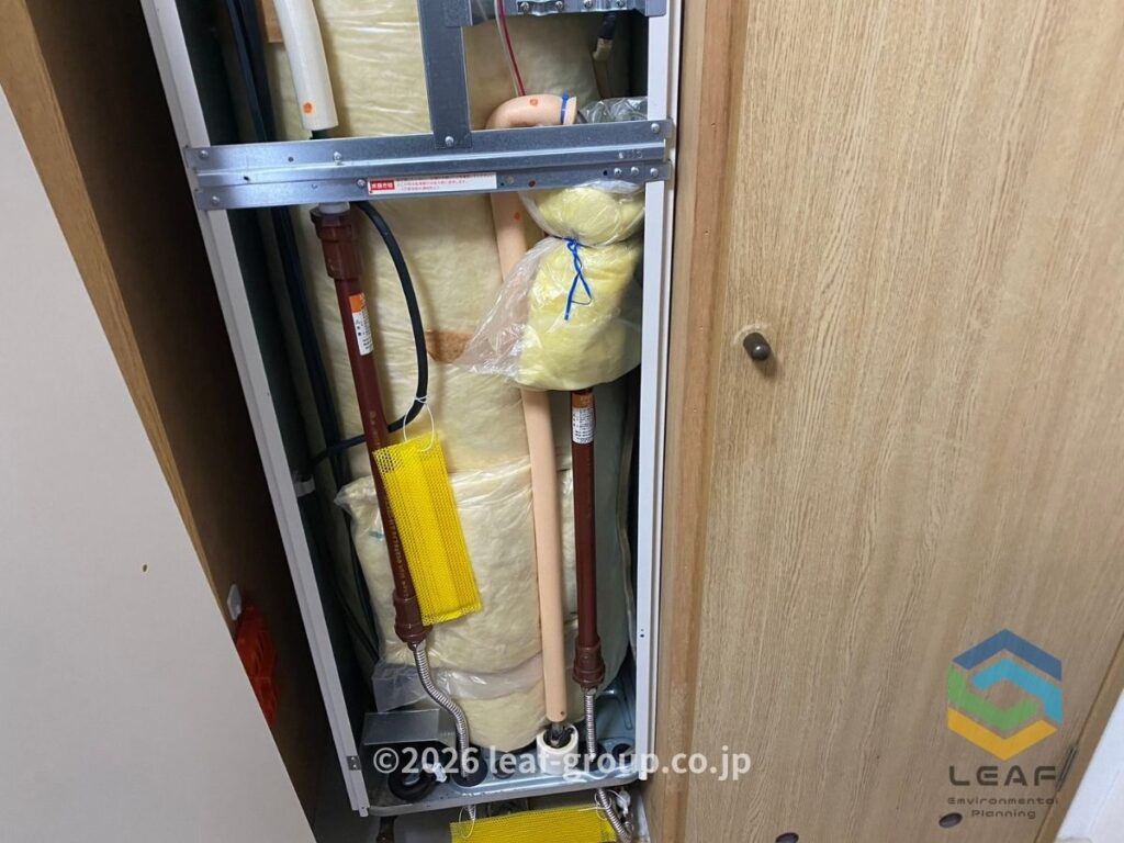 発生源調査のため給湯器のカバーを開けた状態（神戸市須磨区）