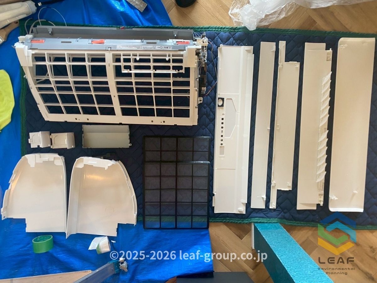 淡路市深草｜お掃除機能付きタイプのエアコンクリーニング｜分解洗浄後のパーツ