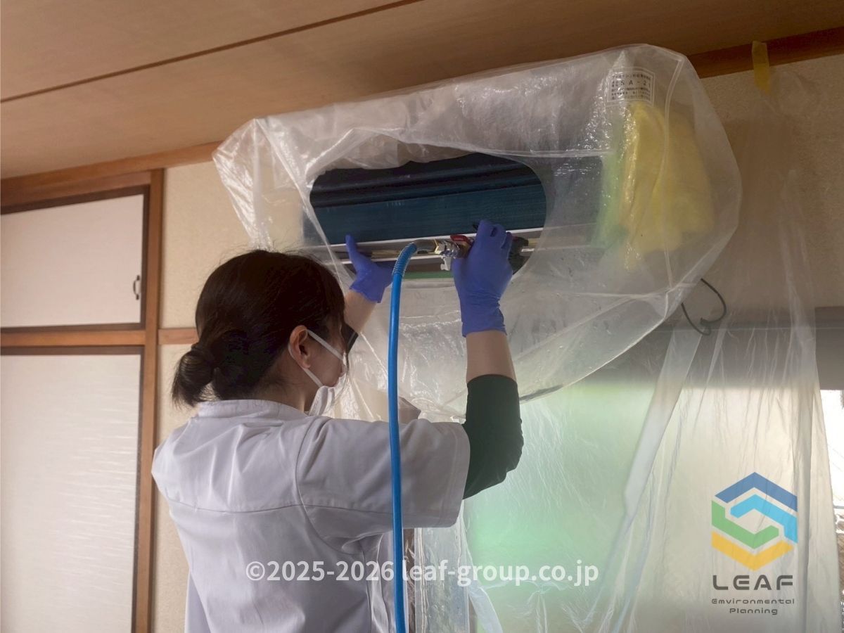 神戸市東灘区甲南町｜通常タイプのエアコンクリーニング｜高圧洗浄作業中