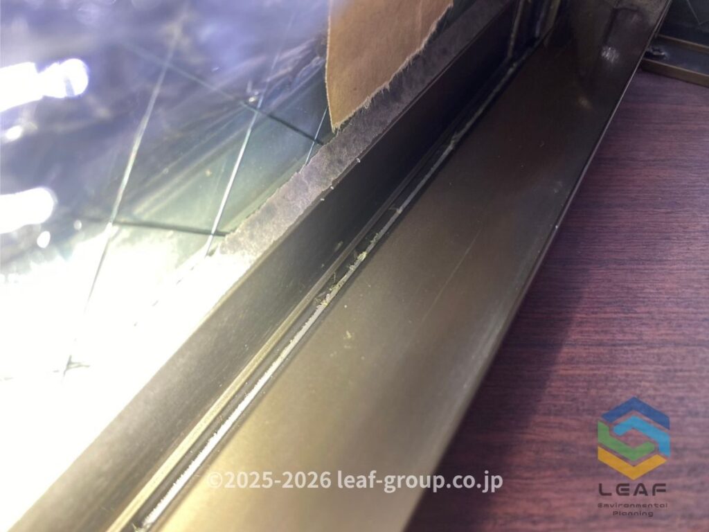 窓閉状態でのユスリカ死骸