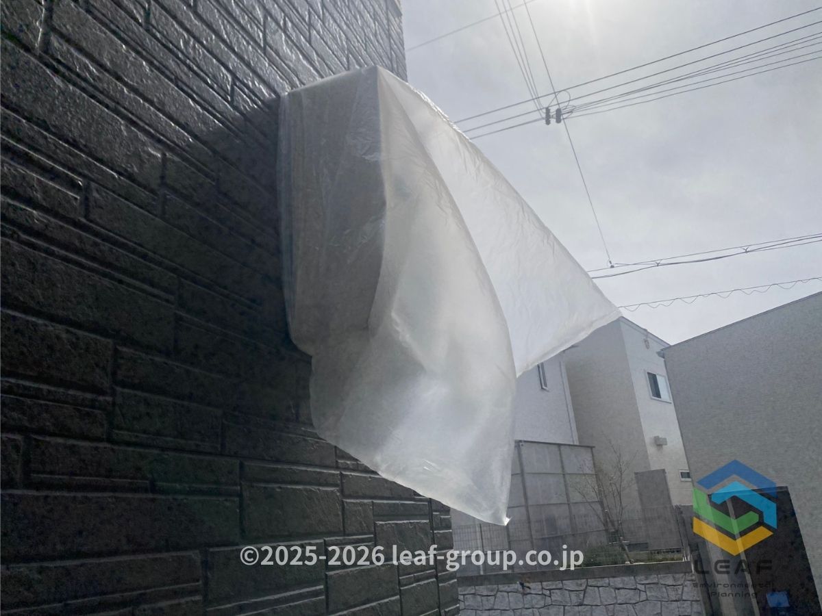 神戸市北区南五葉｜駆除前に養生した電気メーターボックス　ビフォー