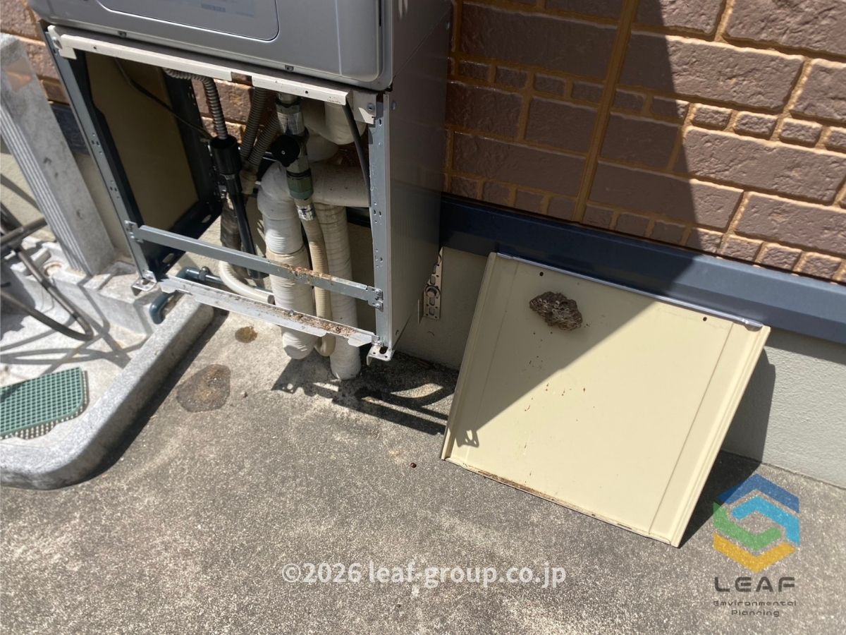 加古川市加古川町南備後｜給湯器内のアシナガバチの巣　ビフォー