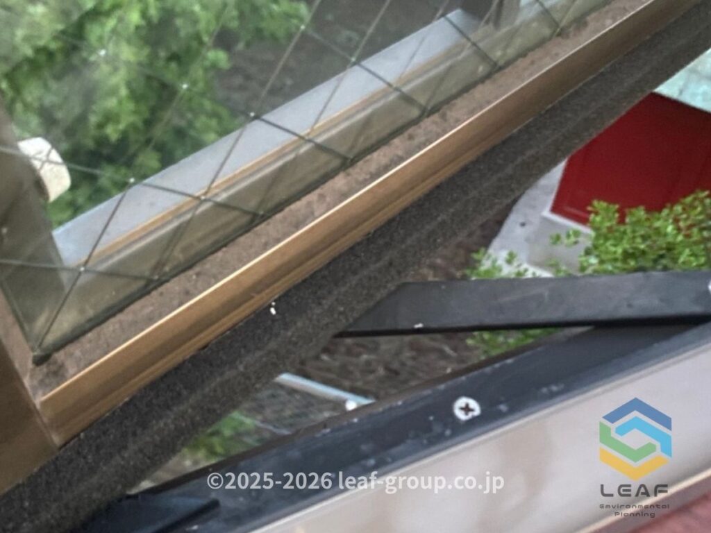 窓サッシの隙間封鎖作業