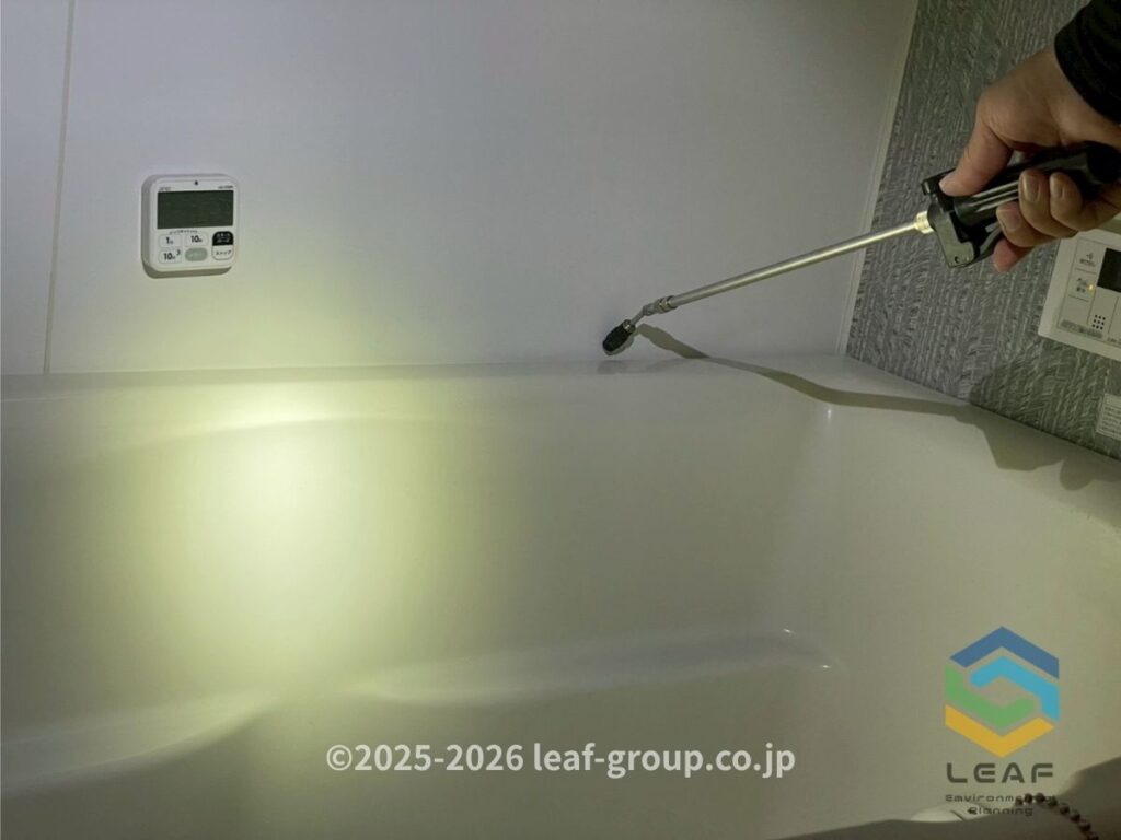 浴槽の裏にも薬剤散布