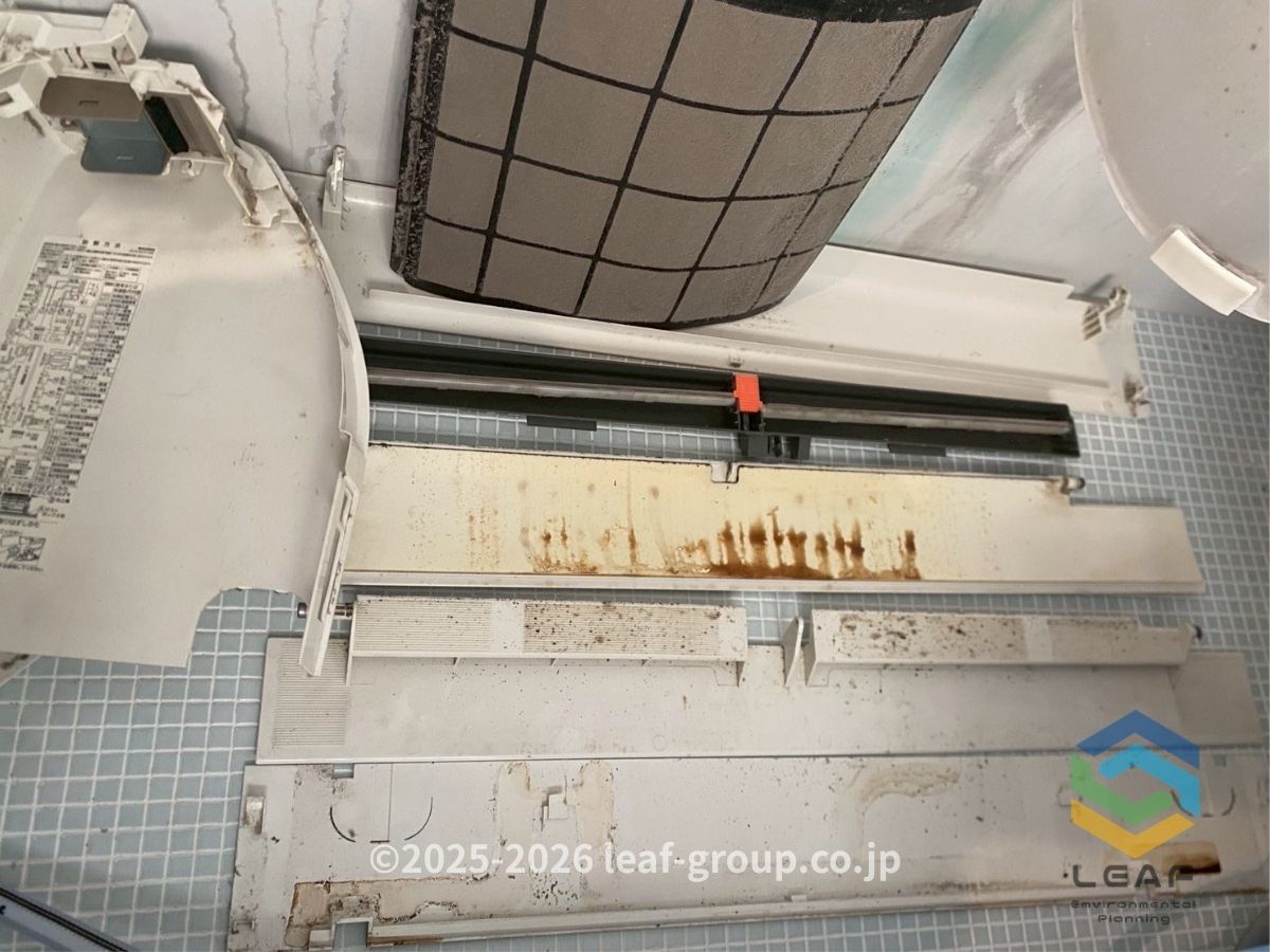 神戸市西区学園東町｜お掃除機能付きタイプのエアコンクリーニング｜分解したパーツ　洗浄前