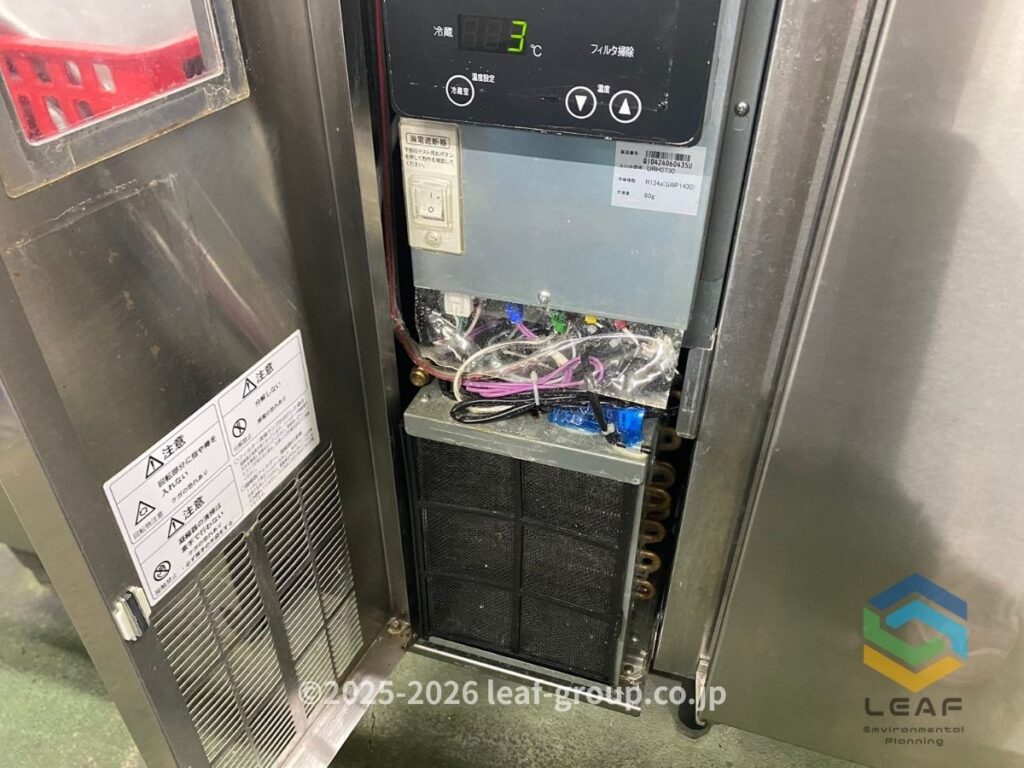 冷蔵庫基盤ボックス内に生息するチャバネゴキブリ