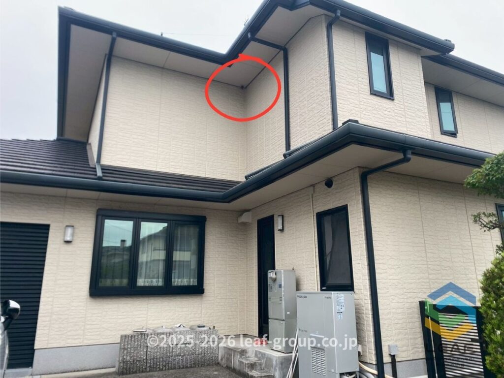 三木市志染町の2階軒下高所に作られたコガタスズメバチの巣