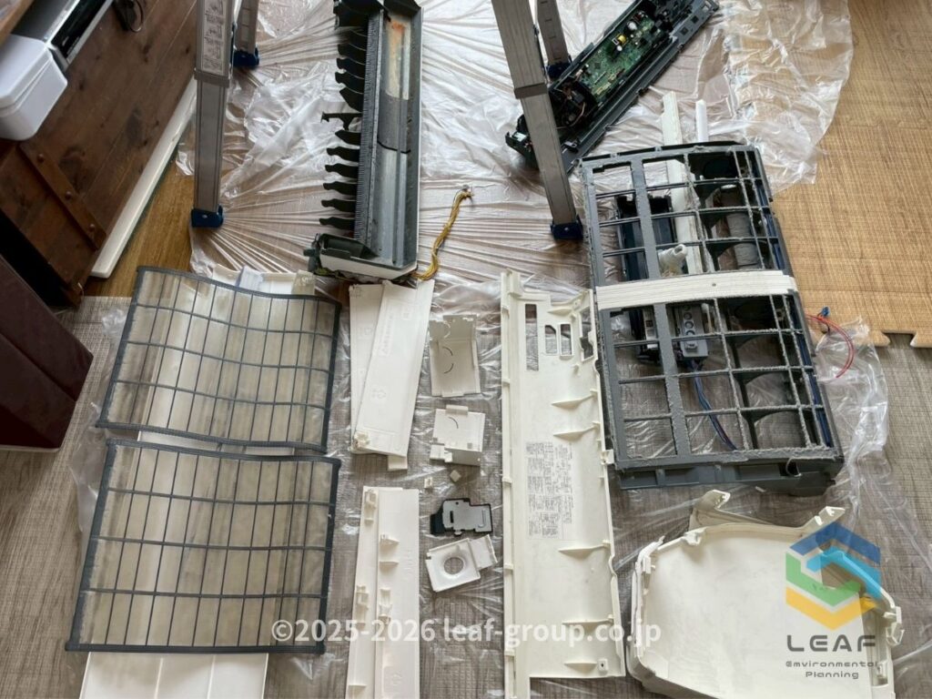 神戸市垂水区 お掃除機能付きエアコン ドレンパンまで分解したパーツ一式
