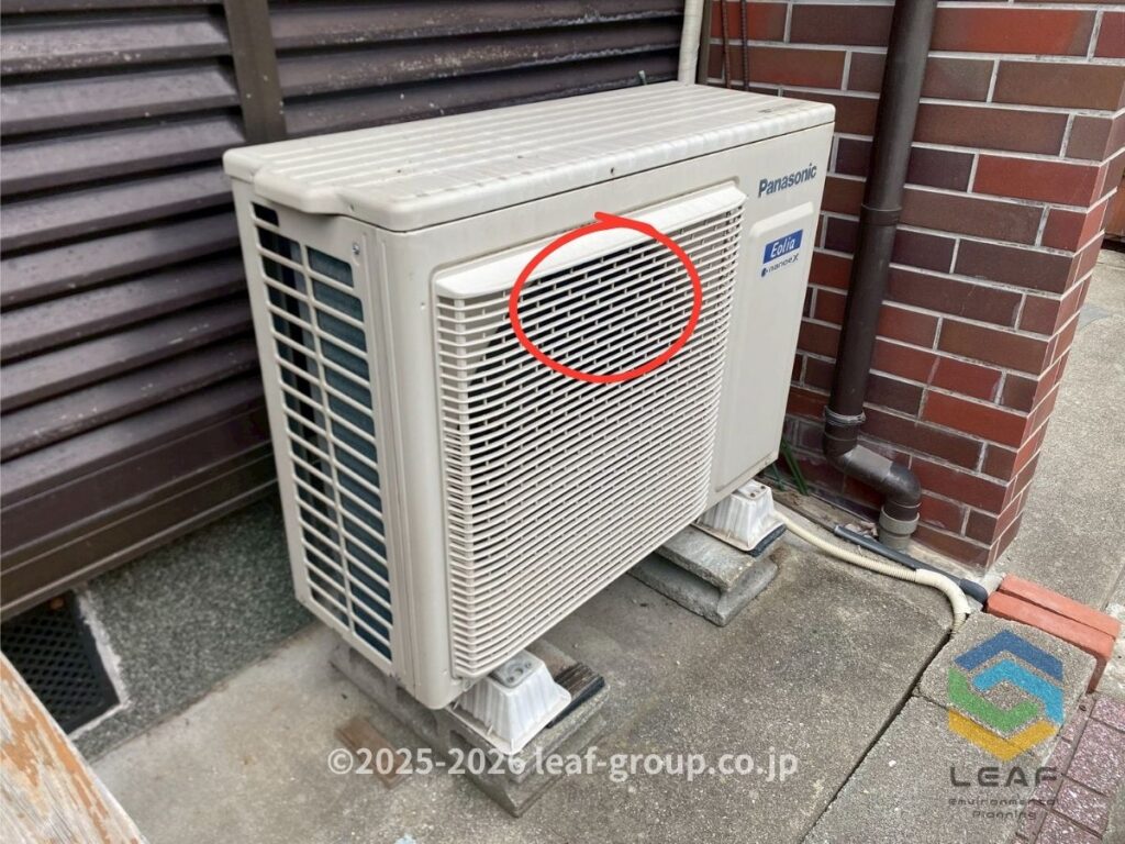 神戸市垂水区舞子台のエアコン室外機で蜂が出入りしていた場所