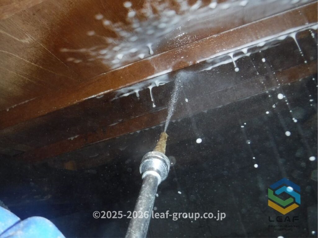 明石市で床下へシロアリ防除薬剤を散布する様子