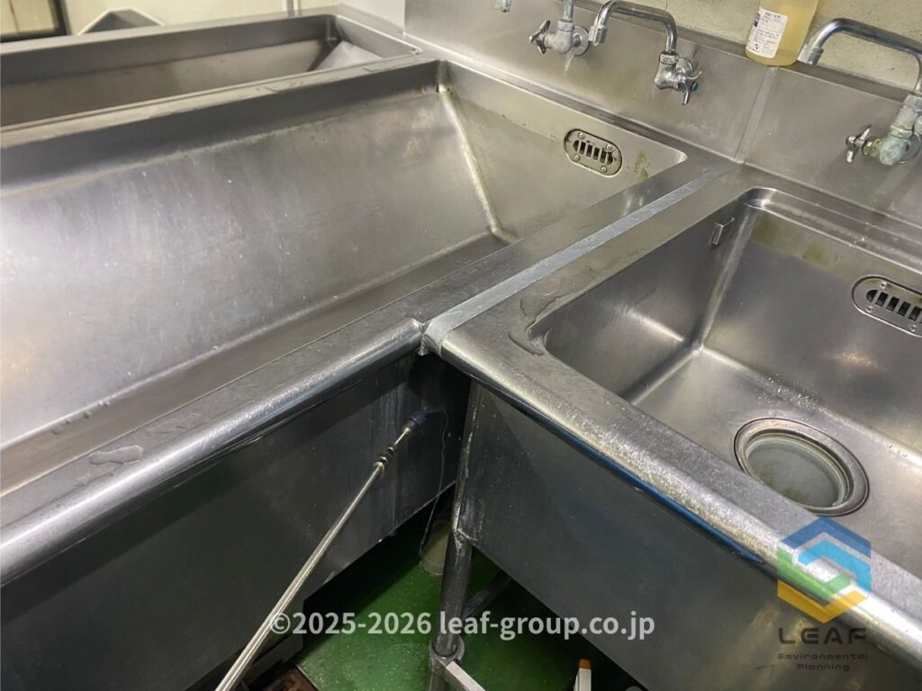 シンク内部へ薬剤散布する様子