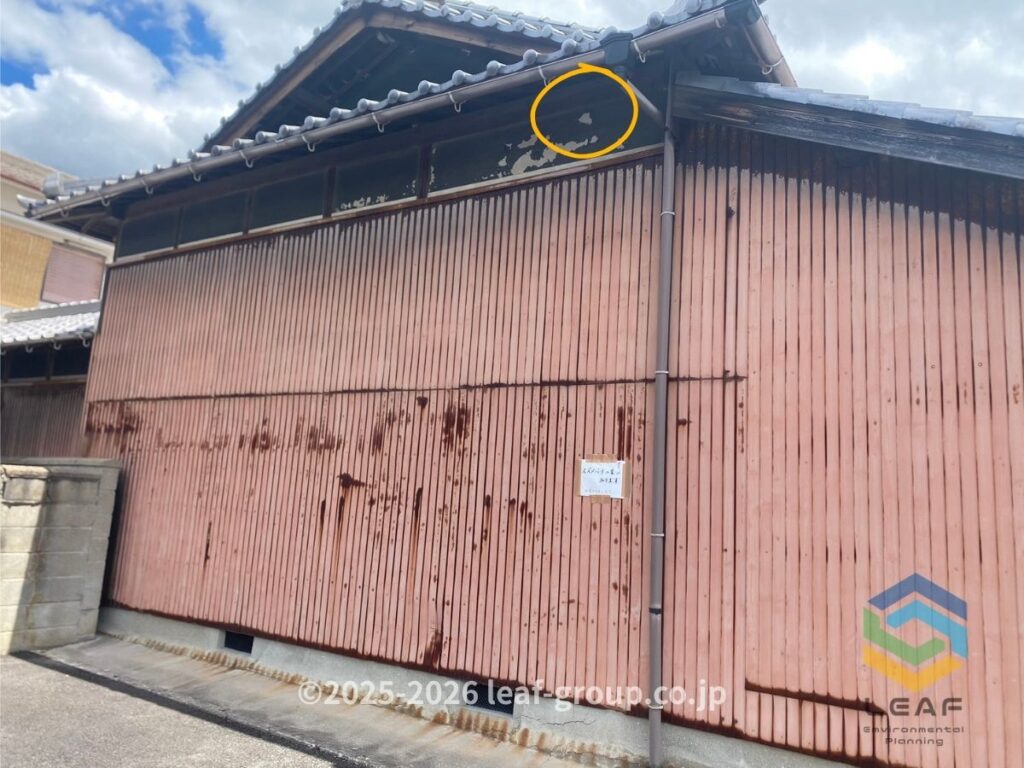 福崎町西田原の月極駐車場に面した2階軒下のコガタスズメバチの巣
