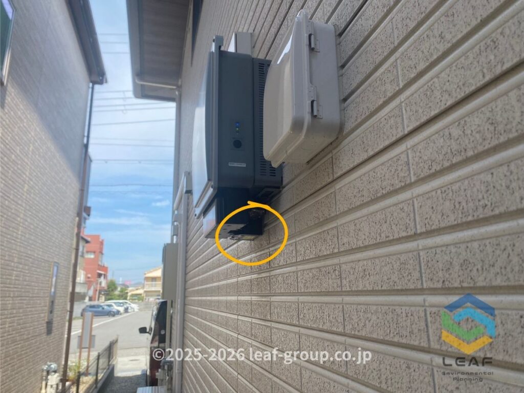 淡路市尾崎の室外電源ボックスにできたアシナガバチの巣