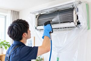 エアコンクリーニングの高圧洗浄作業