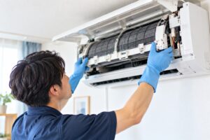 お掃除機能付きエアコンのクリーニング作業
